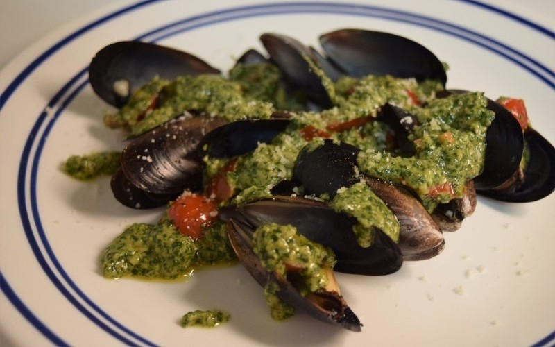 Mussels with pesto and garlic oven fries